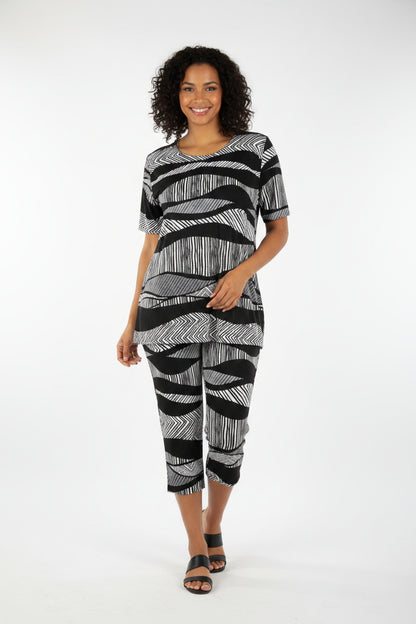 Jostar Short Sleeve Capri Set - Black/White Waves - Poly/Spandex sz Large
